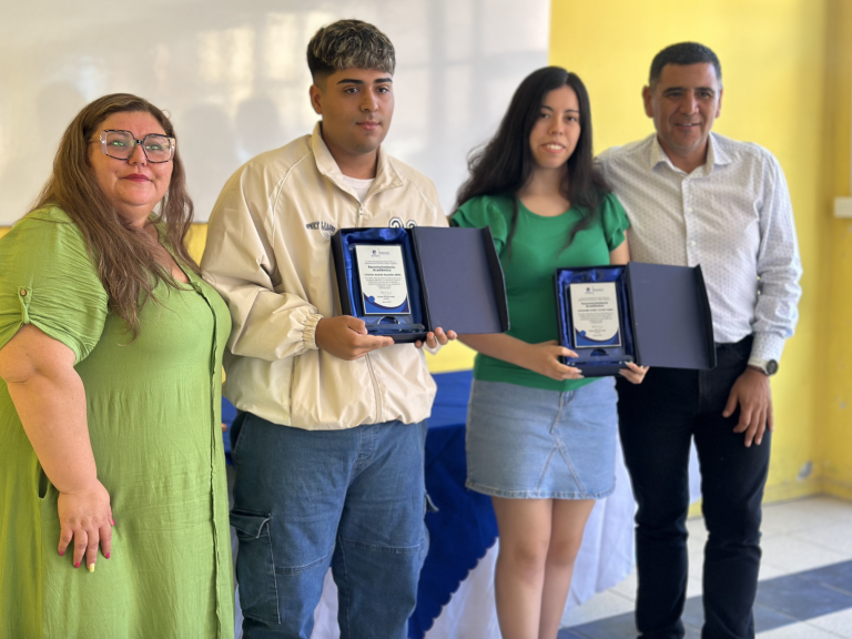 Destacan a jóvenes con mejores puntajes PAES 2025 en Monte Patria
